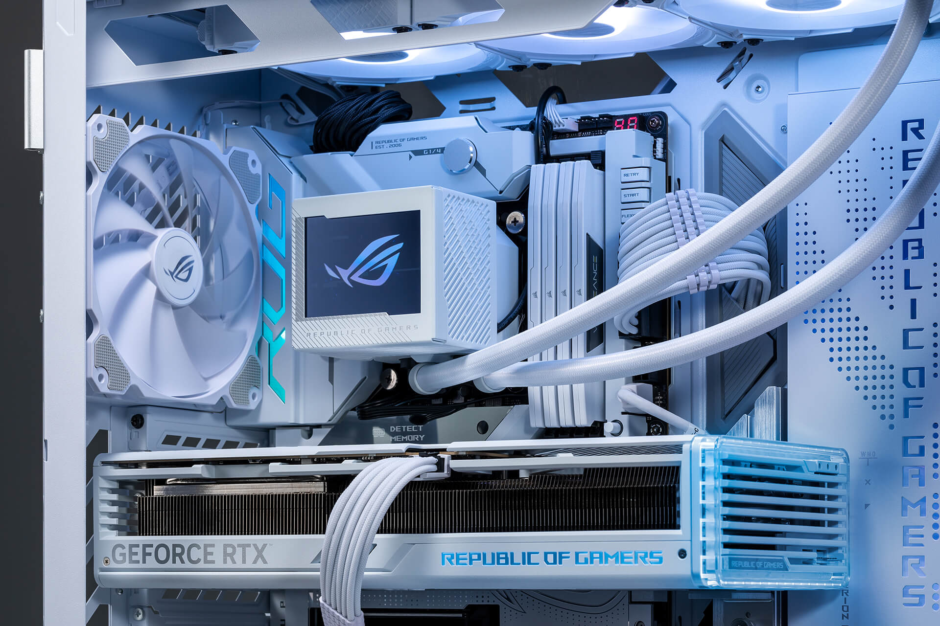 Photo de près de la ROG Maximus Z790 Formula PC Build associée au ROG Ryujin III 360 ARGB White Edition.