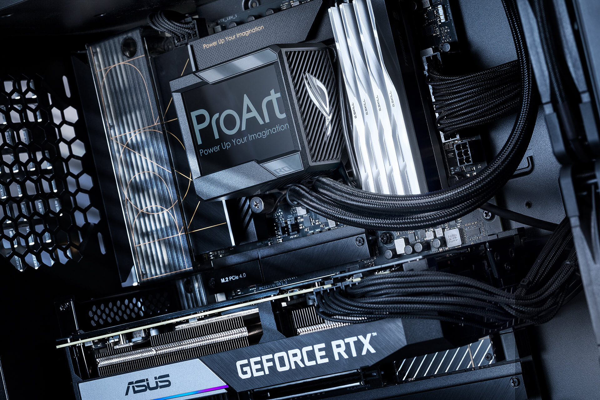 Gros plan sur le ProArt PC Build avec le ROG Ryujin II 360 ARGB et la ProArt Pump.