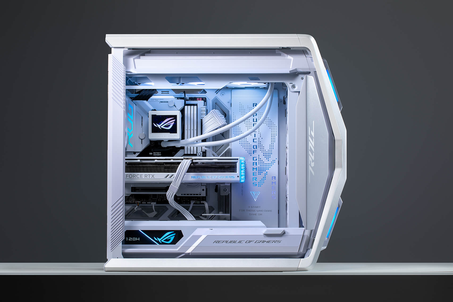 Vooraanzicht van de ROG Maximus Z790 Formula pc build met de ROG Ryujin III 360 ARGB White Edition.