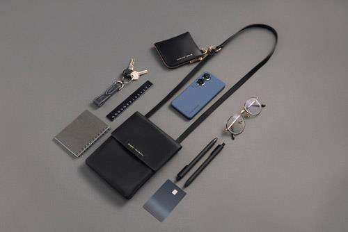Zenfone 9 X BEAMS聯名包可輕鬆收納隨身小物，打造輕裝時尚。