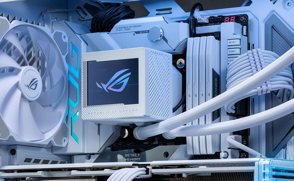 採用 ROG Z790 Maximus Formula 與 ROG Ryujin III 360 ARGB White Edition 的電腦內部照片