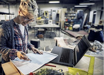 Een zakenman werkt aandachtig met de ASUS Chromebook CX9.